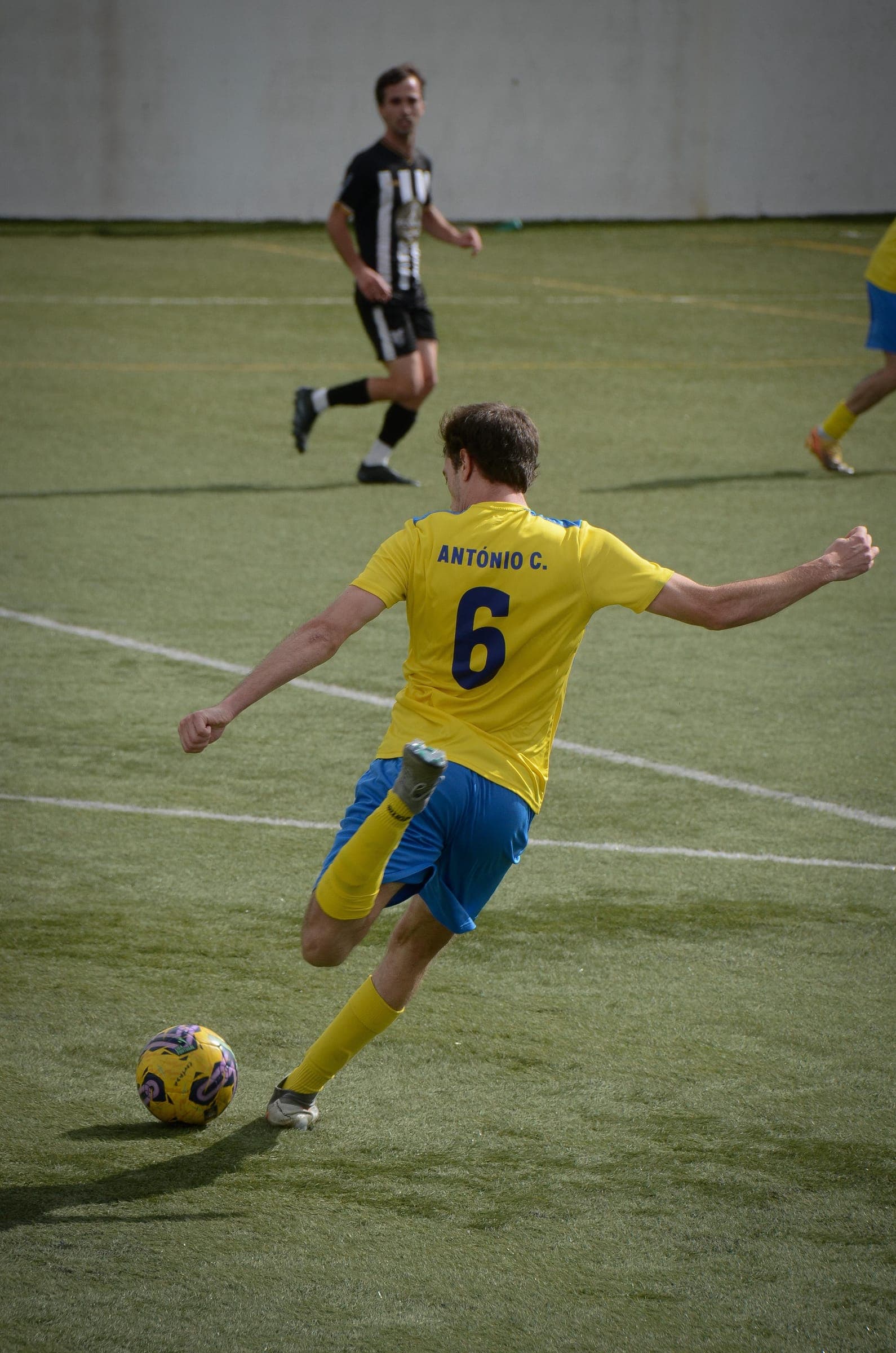 A Bobadelense player striking the ball in open play