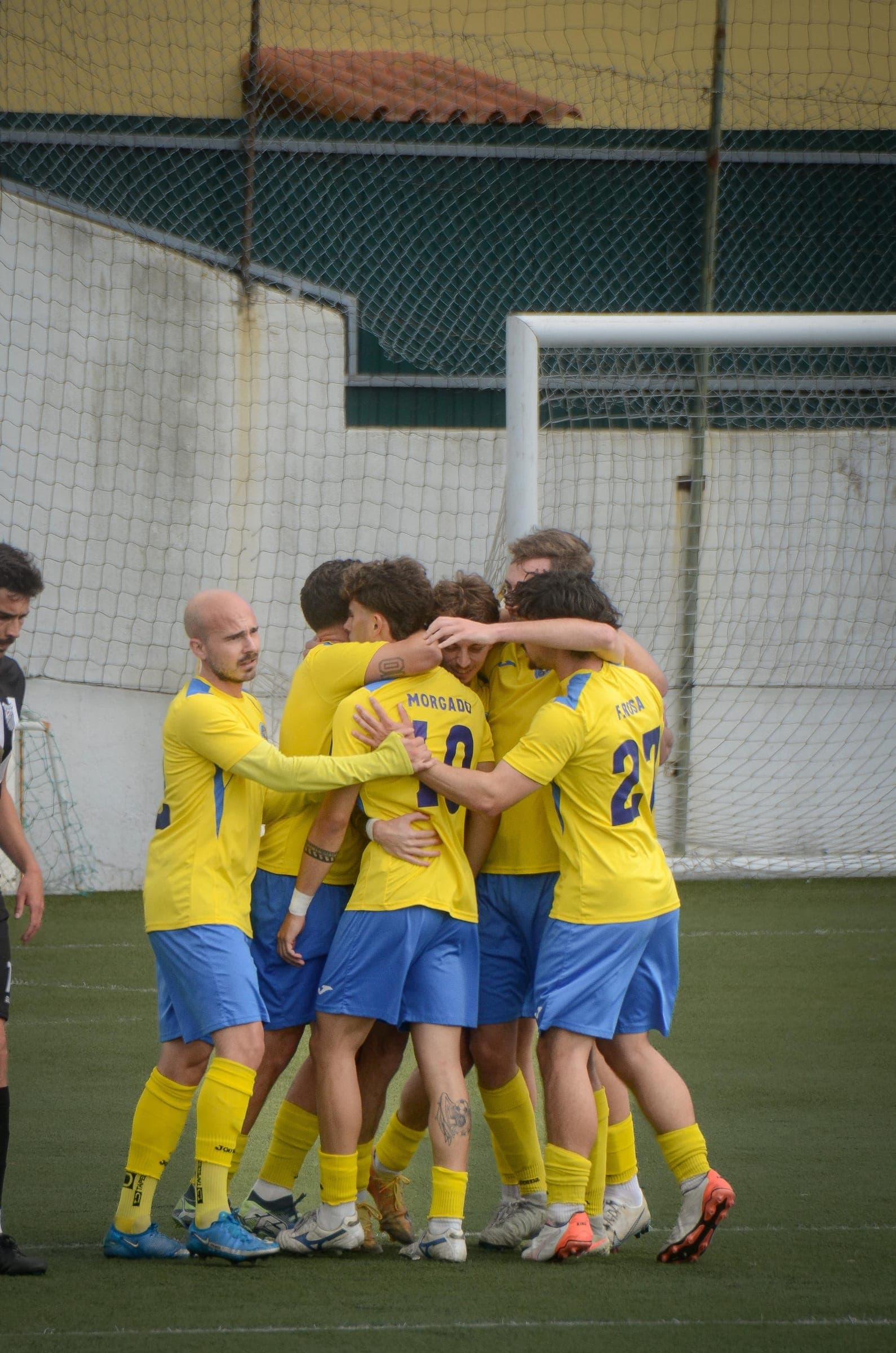 AD Bobadelense players in a celebration huddle