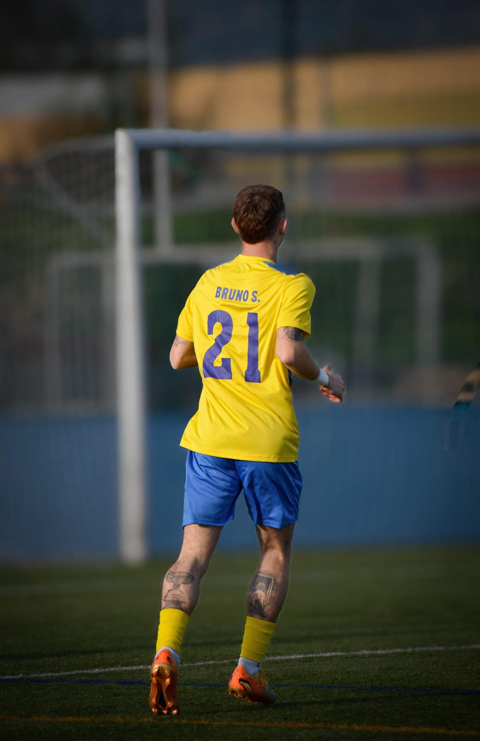 A young Bobadelense player at dusk