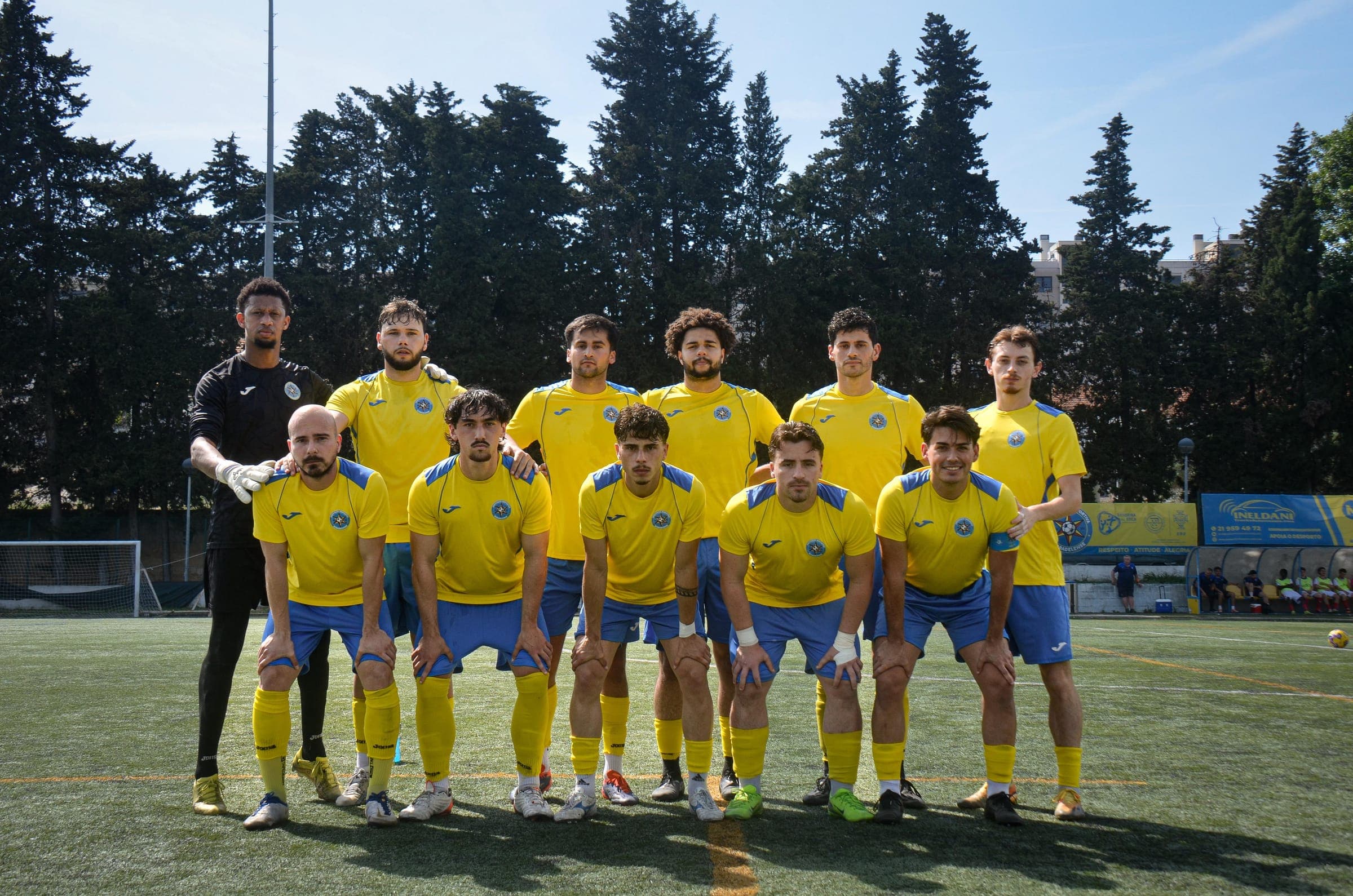 AD Bobadelense players lined up in yellow and blue before a match